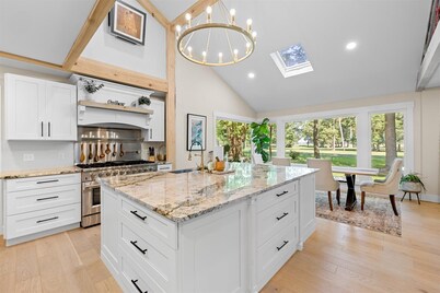 Golfer & Beach Paradise! 5 bedroom home-Ping Pong Table-EV Charger-Wild Horses!