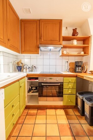 Réfrigérateur, four, plaque de cuisson, cafetière/bouilloire