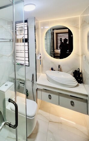 Shower, hair dryer, bidet, towels