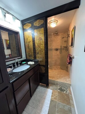 Dusche, Haartrockner, Handtücher, Seife