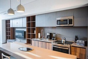 Refrigerador, microondas, horno y lavavajillas 