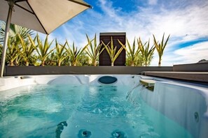 Outdoor spa tub