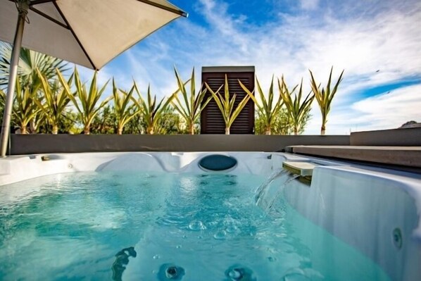 Tina de hidromasaje al aire libre