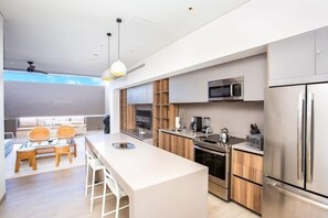 Refrigerador, microondas, horno y lavavajillas 