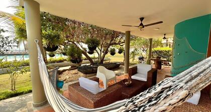 4-bedroom house in enchanting Santiago de Tolú with WiFi, AC