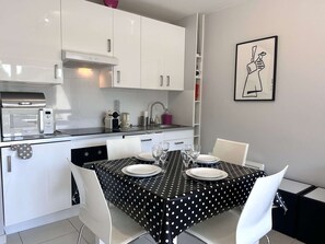 Kühlschrank, Geschirrspüler, Toaster, Kochgeschirr/Geschirr/Besteck