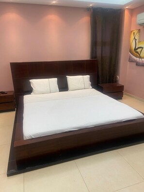 Iron/ironing board, free WiFi, bed sheets