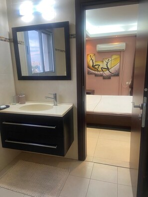 Asciugacapelli, asciugamani, sapone, shampoo