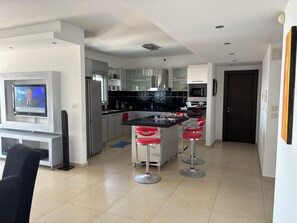 Réfrigérateur, four à micro-ondes, un four, surface de cuisson
