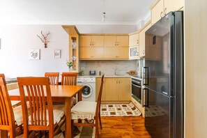 Refrigerador, horno, placa de cocina, utensilios de cocina