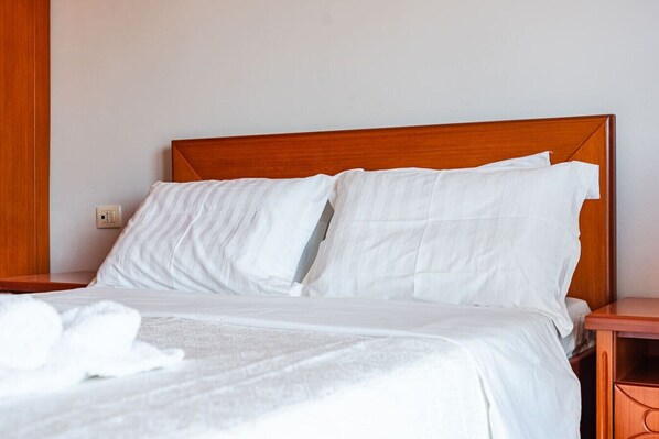 1 habitación, tabla de planchar con plancha, wifi y ropa de cama 