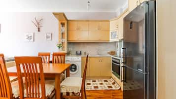 Fridge, oven, stovetop, cookware/dishes/utensils