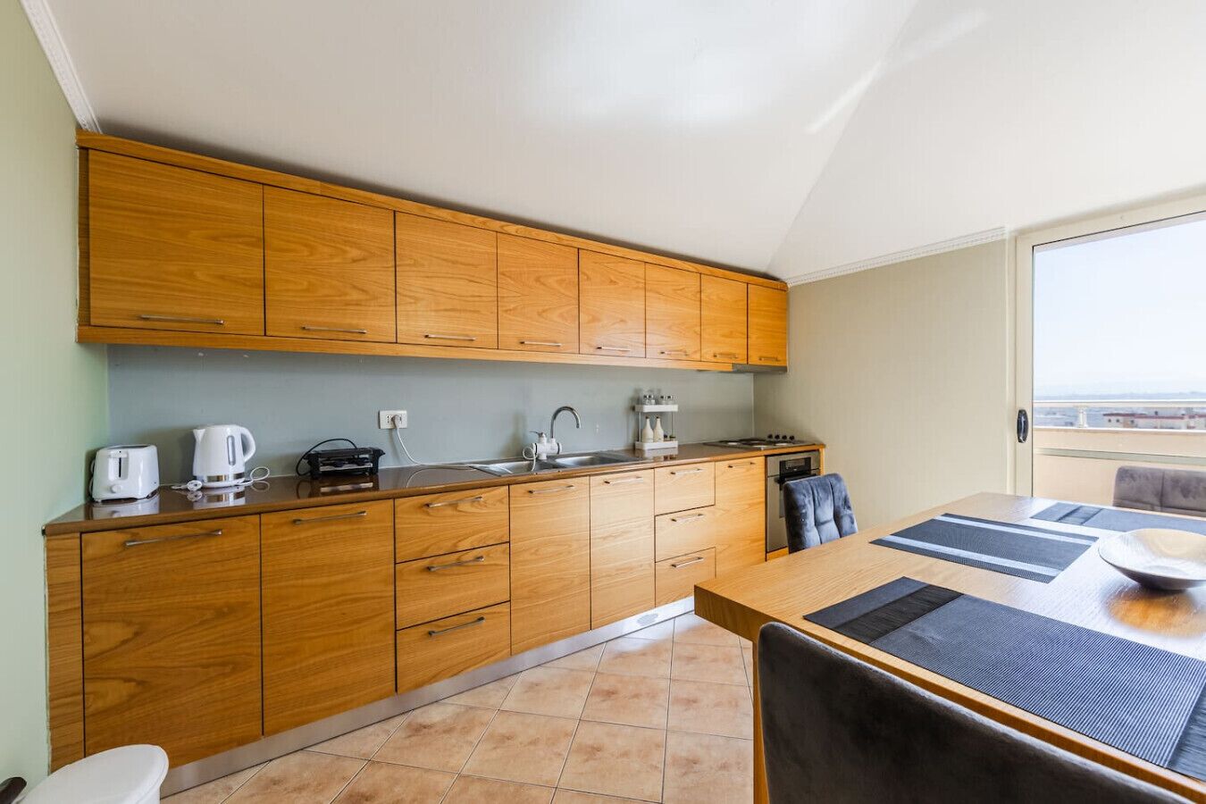 Køleskab, ovn, kogeplade, brødrister