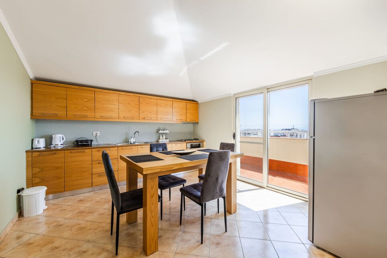 Réfrigérateur, four, plaque de cuisson, grille-pain