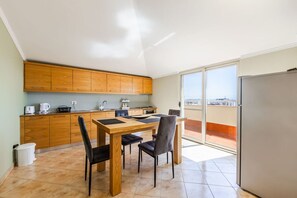 Réfrigérateur, four, plaque de cuisson, grille-pain