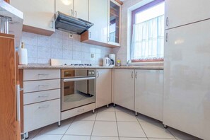 Kühlschrank, Herdplatte, Wasserkocher mit Kaffee-/Teezubehör