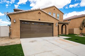 Exterior - Blue Oasis - 5 bdrm, Pool & Spa / Fun & Kid Friendly / All New / Pet Friendly (Coachella)