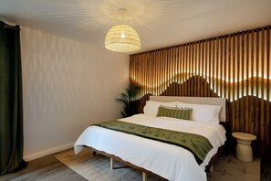 5 bedrooms, iron/ironing board, WiFi, bed sheets
