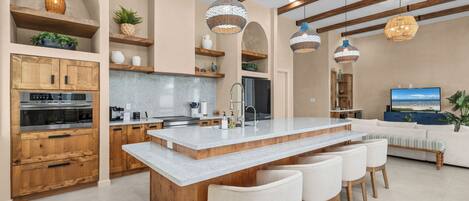 Kylskåp, mikrovågsugn, ugn och spishäll