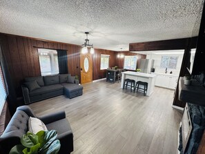 Smart TV, fireplace - The High Point Lodge (Payson)