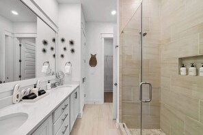Douche, séchoir à cheveux, shampooing