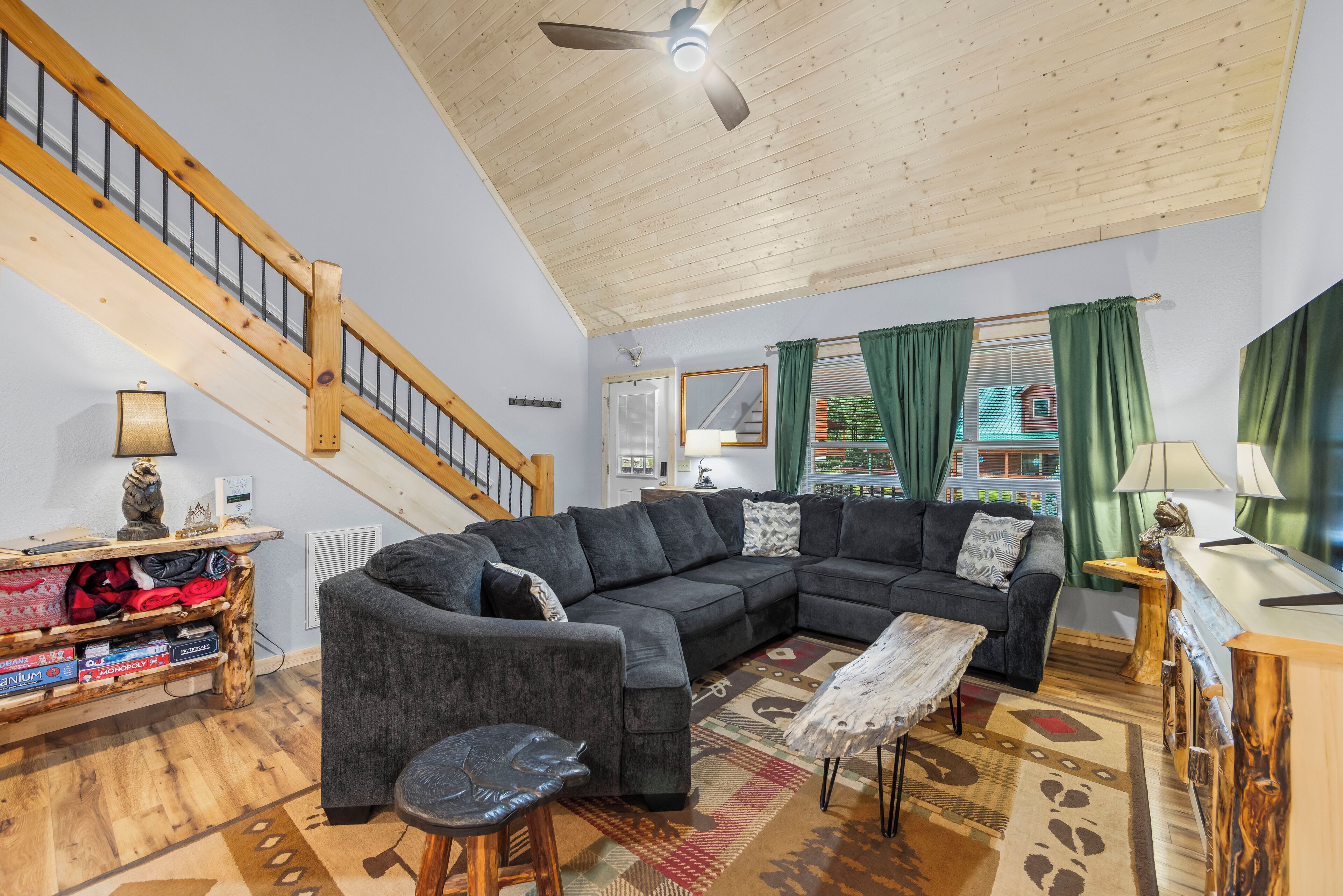 Smart TV, chimenea, futbolito y libros 