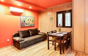 Ping pong - 1 bedroom lovely home in Lazy (Lazy)