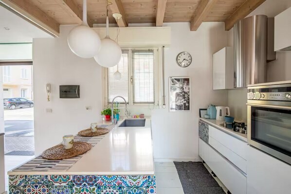 Fridge, oven, stovetop, dishwasher