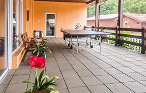 Outdoor dining - Nice home in Lazy with WiFi (Lazy)
