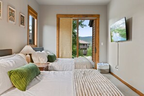 3 habitaciones, tabla de planchar con plancha y cuna de viaje 