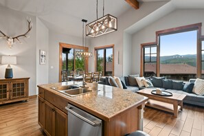 Smart TV, fireplace, video library - Luxury Villa 745I Hot Tub I Great Views I Best Price I FREE Adventures Daily (Winter Park)