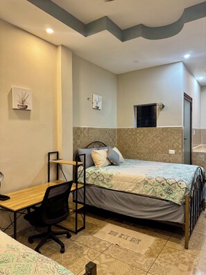 2 Schlafzimmer, Schreibtisch