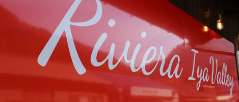 Vista frontal de la propiedad