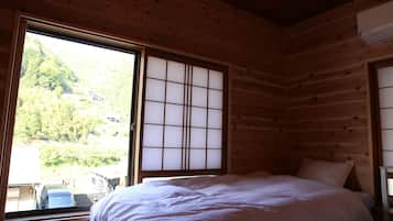 Habitación estándar con 2 camas individuales, vista a la montaña | Edredón, wifi gratis y ropa de cama