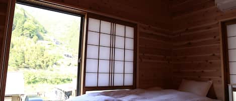 Cubrecamas, wifi gratis y ropa de cama