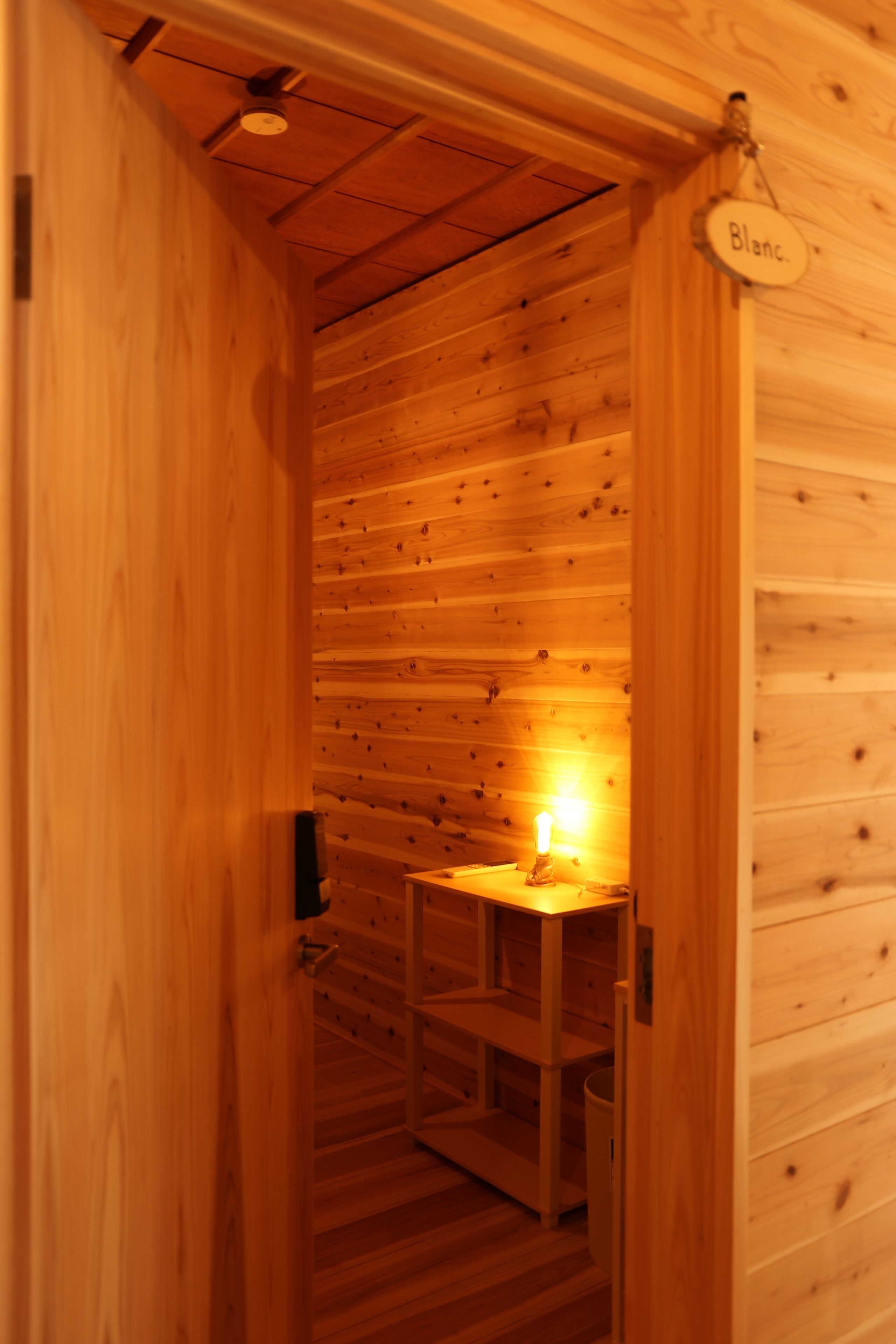 Un intérieur en bois avec une enseigne sur laquelle on peut lire « Blanc ».