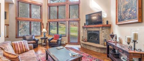 Una televisión, una chimenea