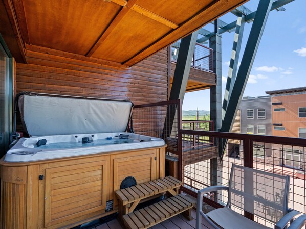Outdoor spa tub