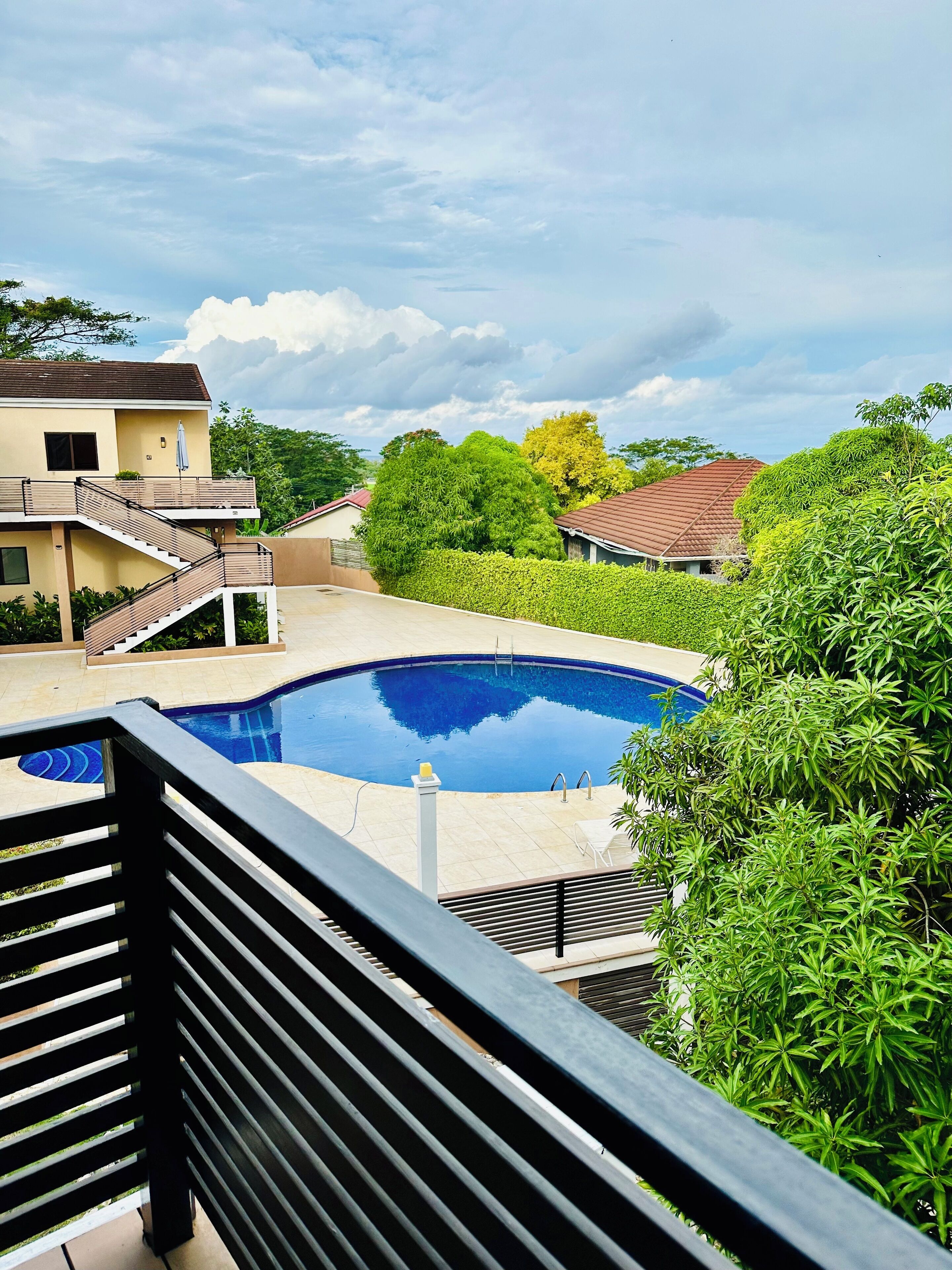 Una piscina al aire libre, una piscina climatizada