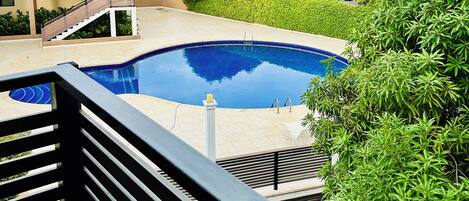 Una piscina al aire libre, una piscina climatizada