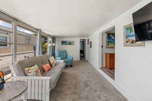 Smart-TV, Tischtennisplatte, Bücher