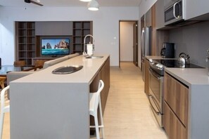 Réfrigérateur, micro-ondes, four, cafetière/bouilloire