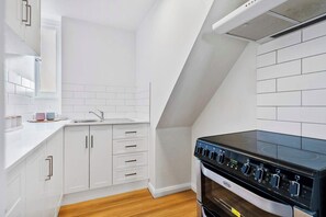 Een koelkast, een microgolfoven, een oven, een kookplaat