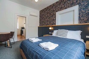 Silitysrauta/-lauta, Wi-Fi, vuodevaatteet