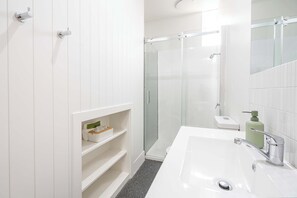 Dusche, Haartrockner, Handtücher