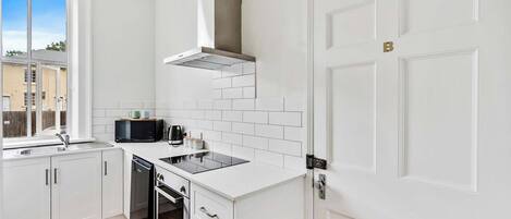 雪櫃、微波爐、焗爐、爐具