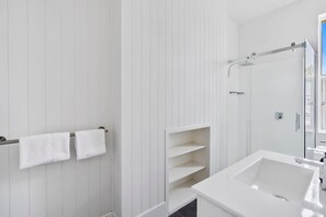 Douche, séchoir à cheveux, serviettes fournies