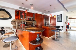 Refrigerador, microondas, horno y lavavajillas