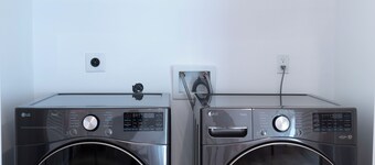Charming 2-bedroom house in delightful Los Angeles with parking and laundry
