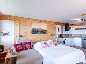 2 bedrooms, iron/ironing board, WiFi